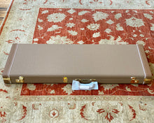 Load image into Gallery viewer, Fender G&amp;G Deluxe Jaguar/Jazzmaster/Toronado/Jagmaster Hardshell Case -Brown with Gold Plush Interior
