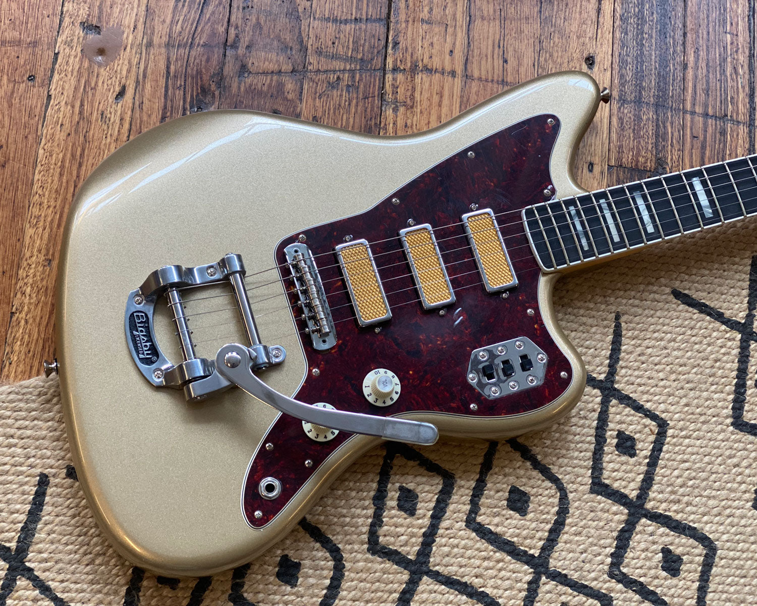 Fender Gold Foil Jazzmaster - Shoreline Gold – Found Sound