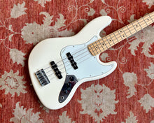 Load image into Gallery viewer, Fender Jazz Bass Standard - Arctic White
