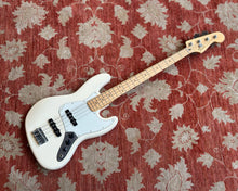 Load image into Gallery viewer, Fender Jazz Bass Standard - Arctic White

