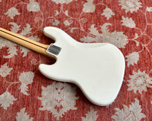 Load image into Gallery viewer, Fender Jazz Bass Standard - Arctic White
