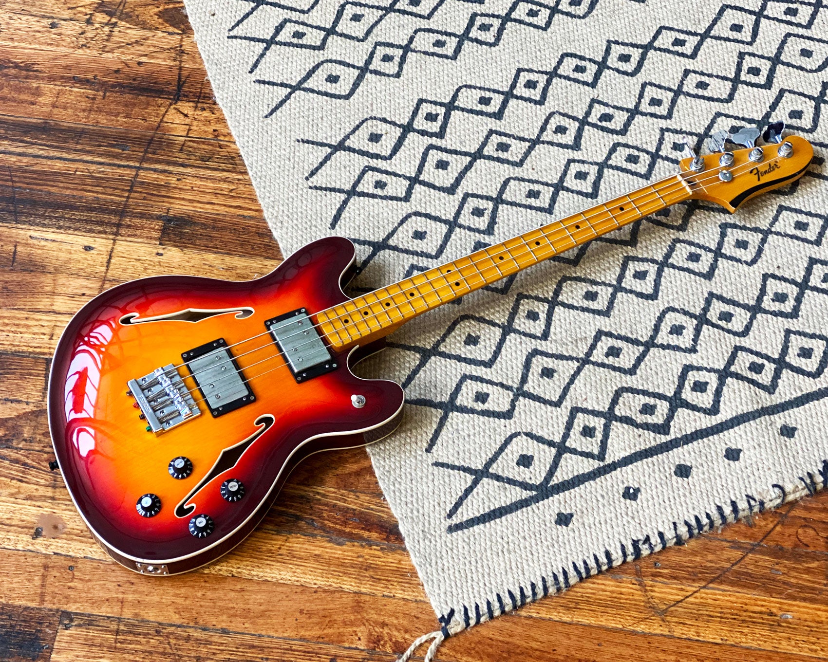 Fender Modern Player Starcaster Bass Aged Cherry Burst Found Sound