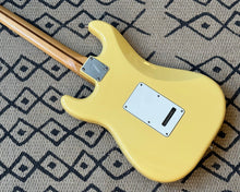 Load image into Gallery viewer, Fender Player Stratocaster HSS - Buttercream
