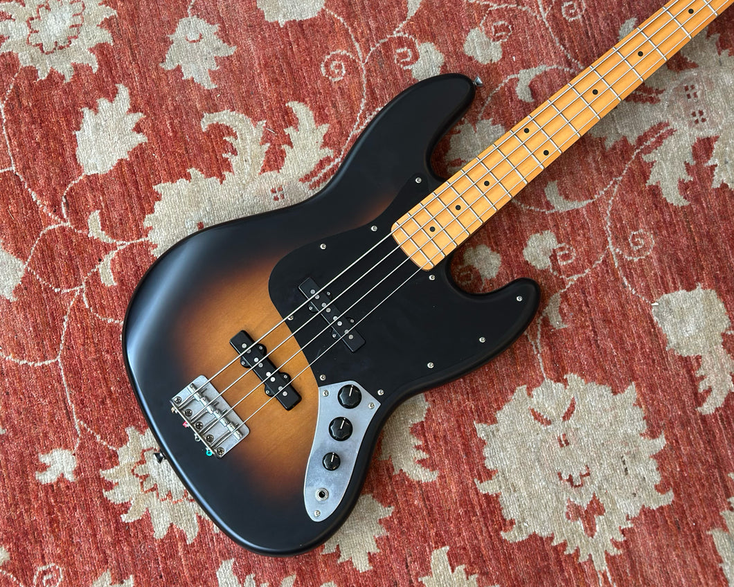 Fender Squier 40th Anniversary Jazz Bass - Vintage Edition w/ Black Anodized Pickguard & Satin Wide 2-Color Sunburst