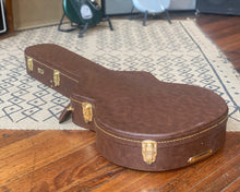 Load image into Gallery viewer, Gator Deluxe Brown 335 Style Hardcase
