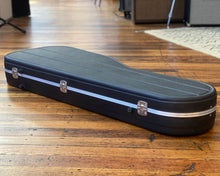 Load image into Gallery viewer, Hiscox LITEFLITE Stratocaster Case
