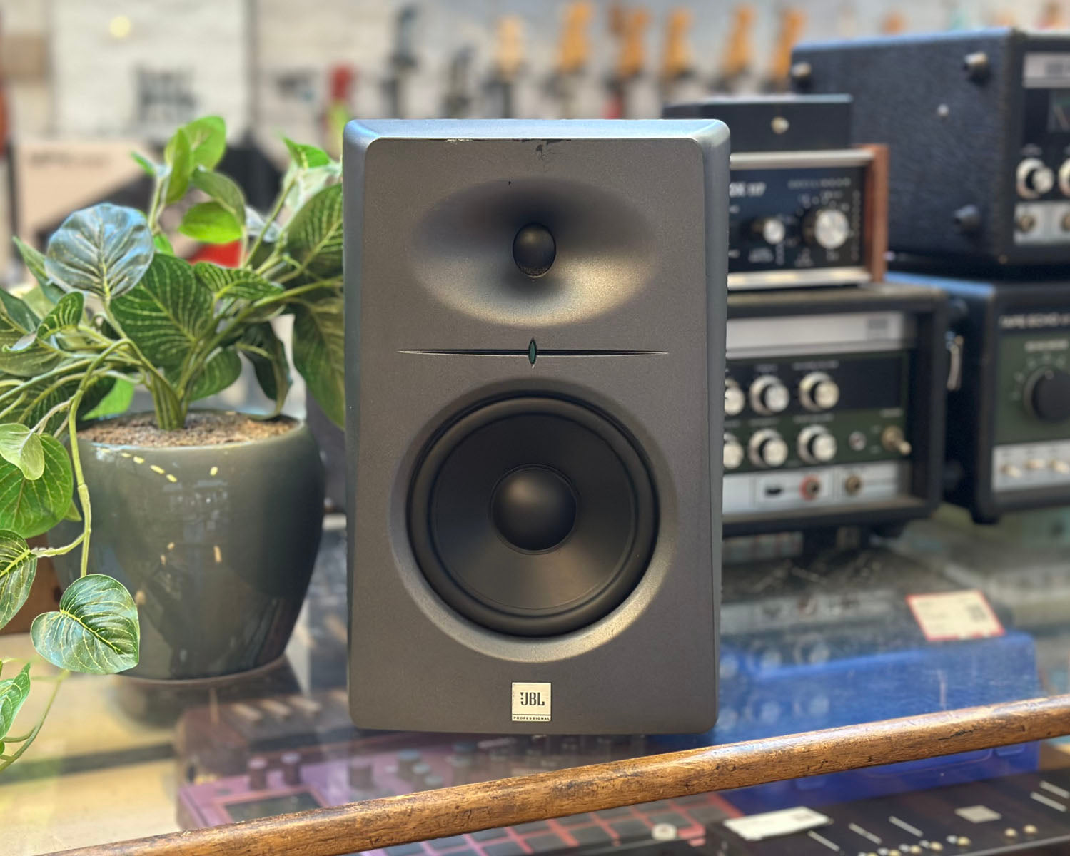 JBL Single LSR 2300 – Found Sound