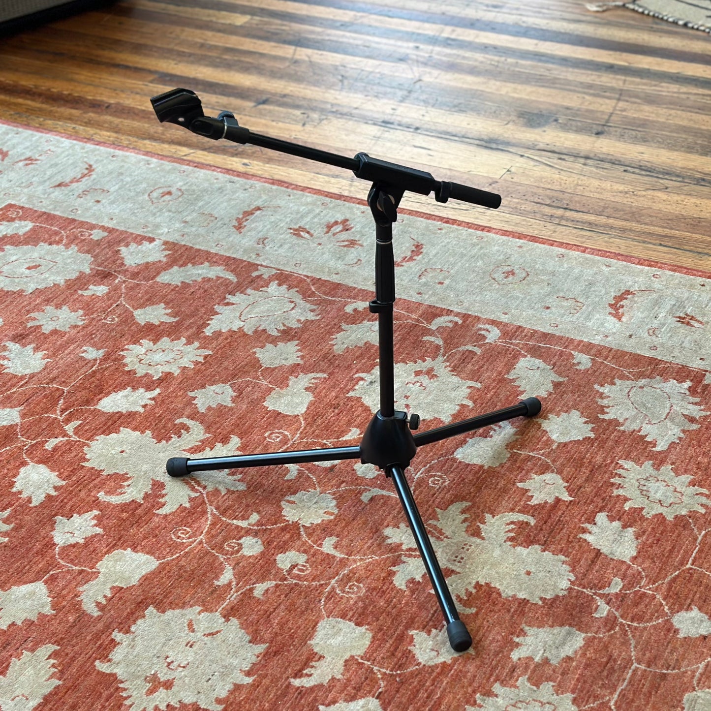 König & Meyer 25975 Short Microphone Stand with 2-Section Boom