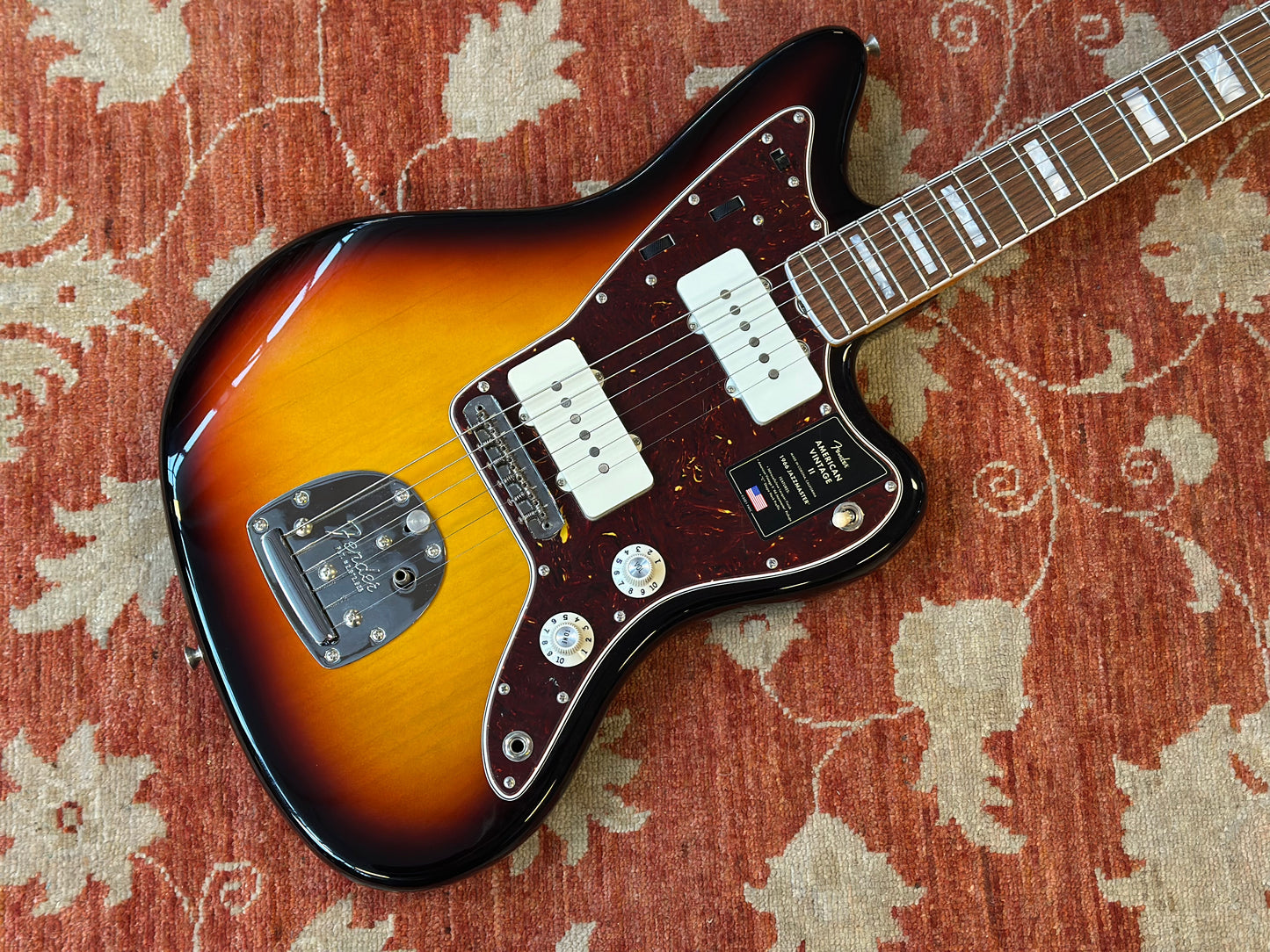 B Stock American Vintage II 1966 Jazzmaster - 3-Colour Sunburst