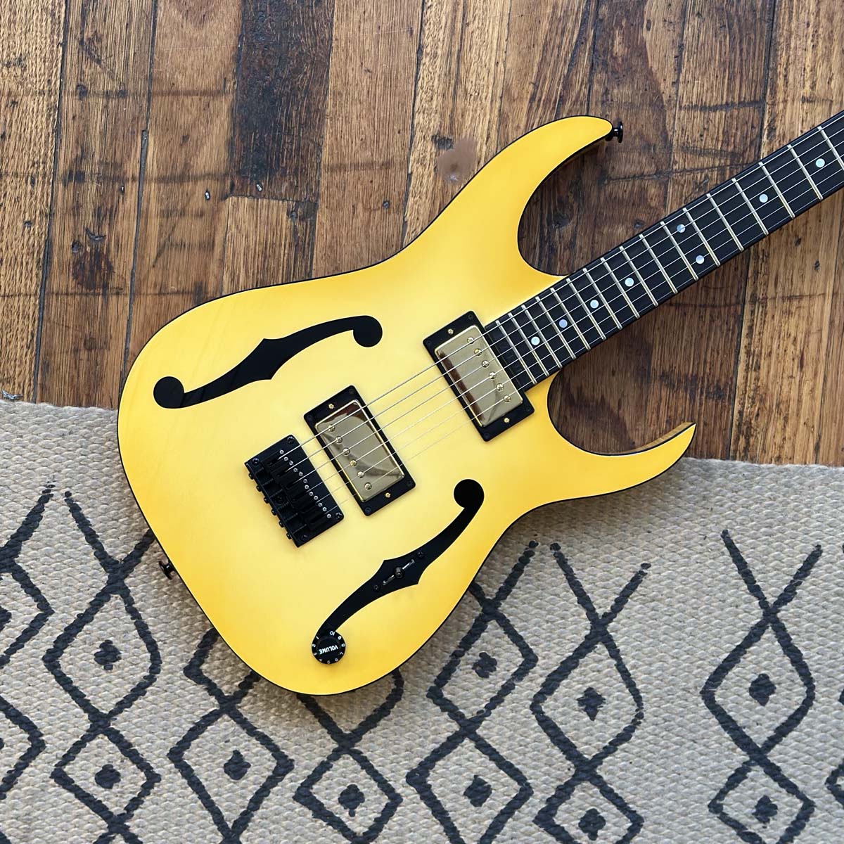Ibanez PGM1000T Custom Shop Paul Gilbert Artist Signature - Aged Cream Burst