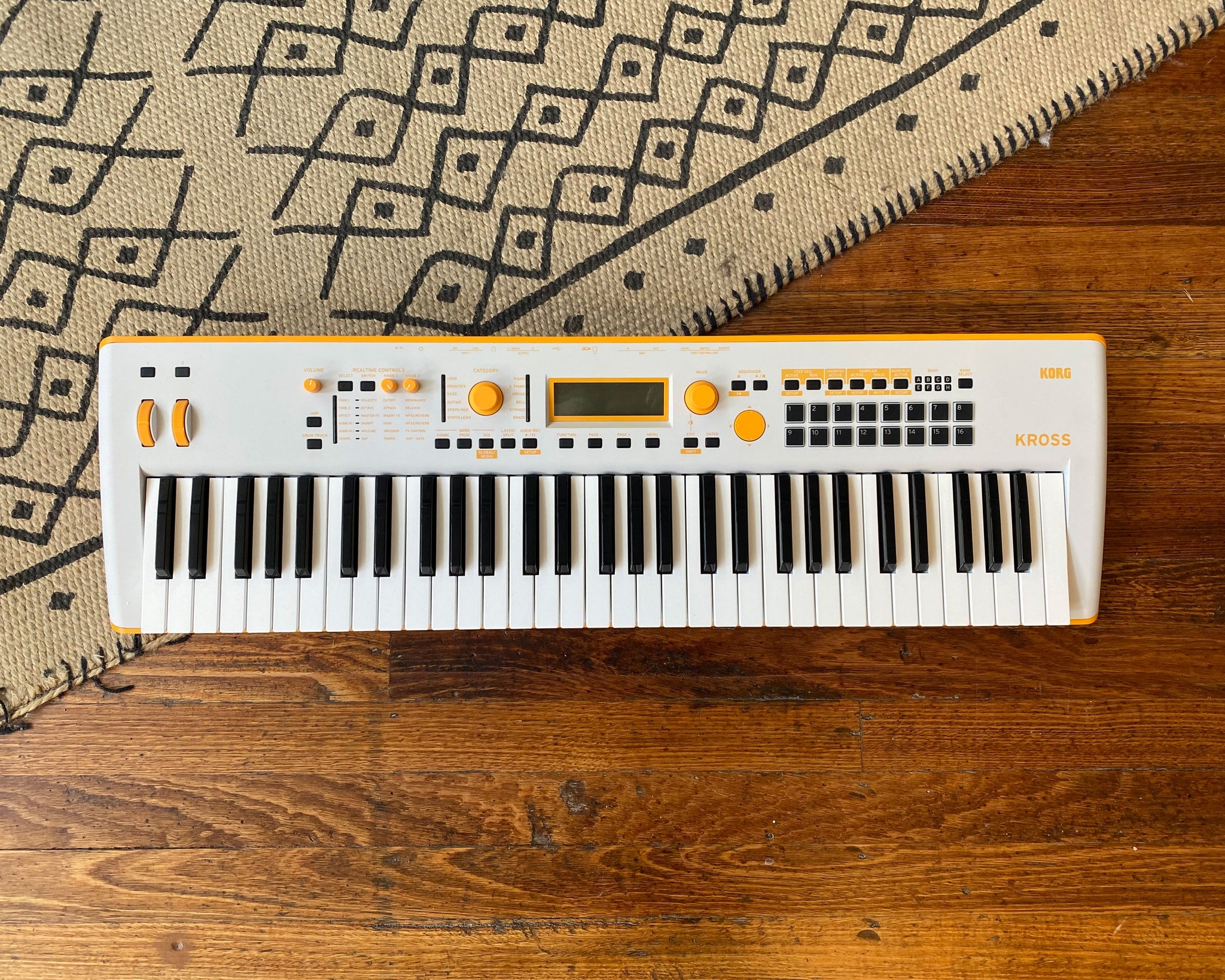 Kross 2 61Key Synthesizer Workstation Special Edition Neon Orang