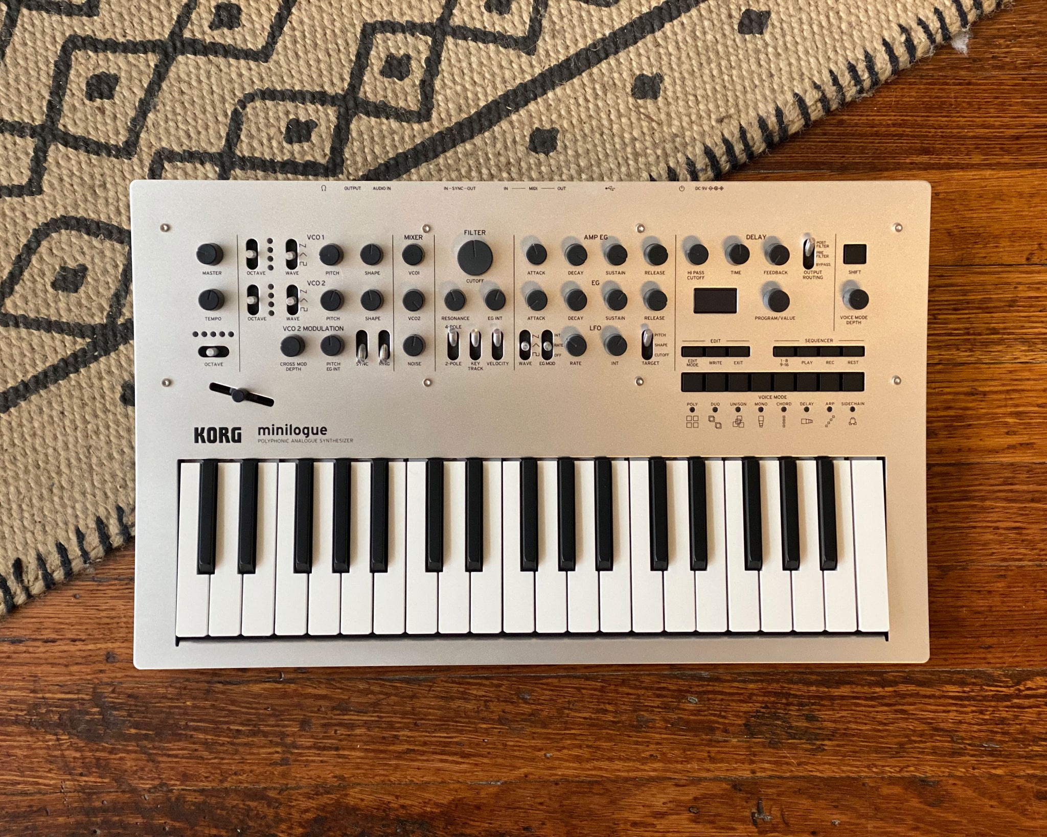 Korg MiniLogue | アナログシンセサイザー | コルグ