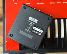 Load image into Gallery viewer, Line 6 M5 Stompbox Modeler
