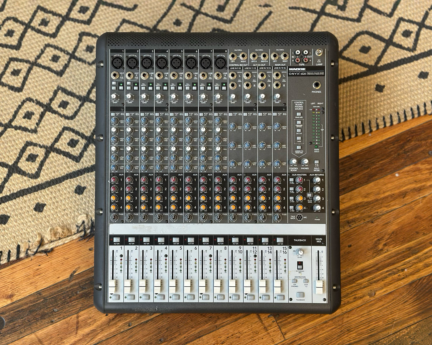 Mackie ONYX 1620 Analogue Mixer – Found Sound