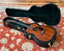 Load image into Gallery viewer, Martin Hard Case for 00/OM Acoustics
