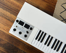 Load image into Gallery viewer, Mellotron M4000D MINI W/ Flight Case
