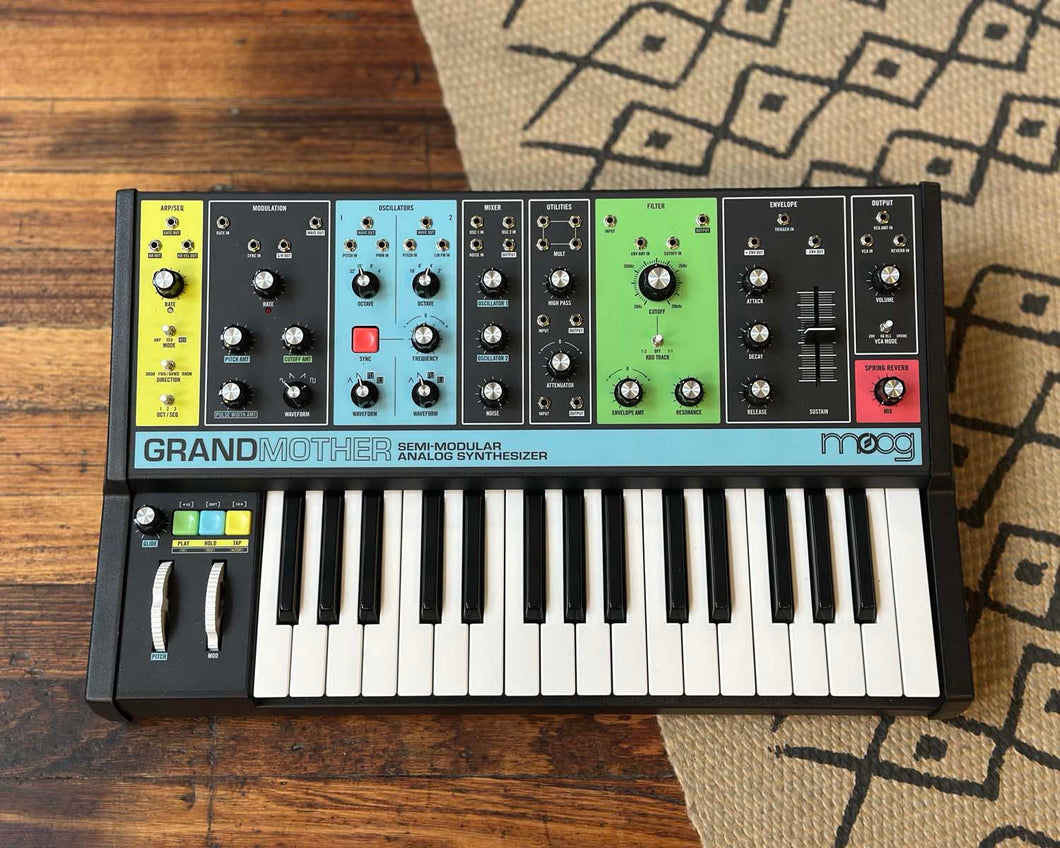 Moog Grandmother 👵 Semi-Modular Analog Synthesizer