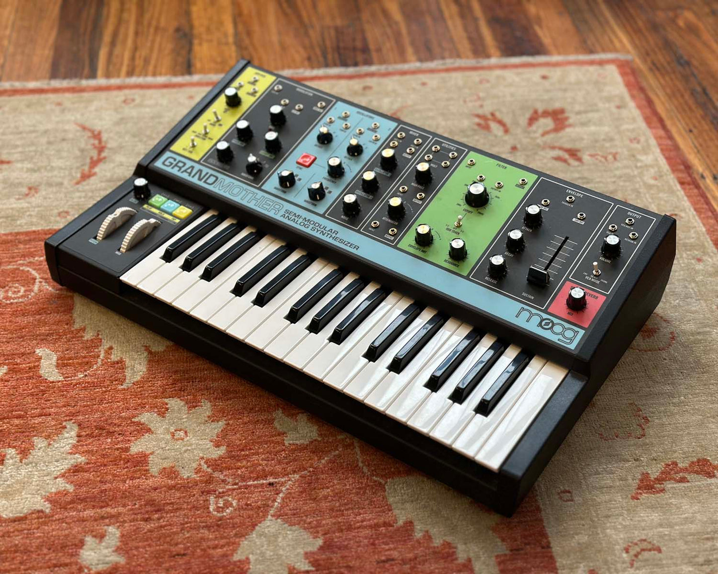 Moog Grandmother 👵 Semi-Modular Analog Synthesizer