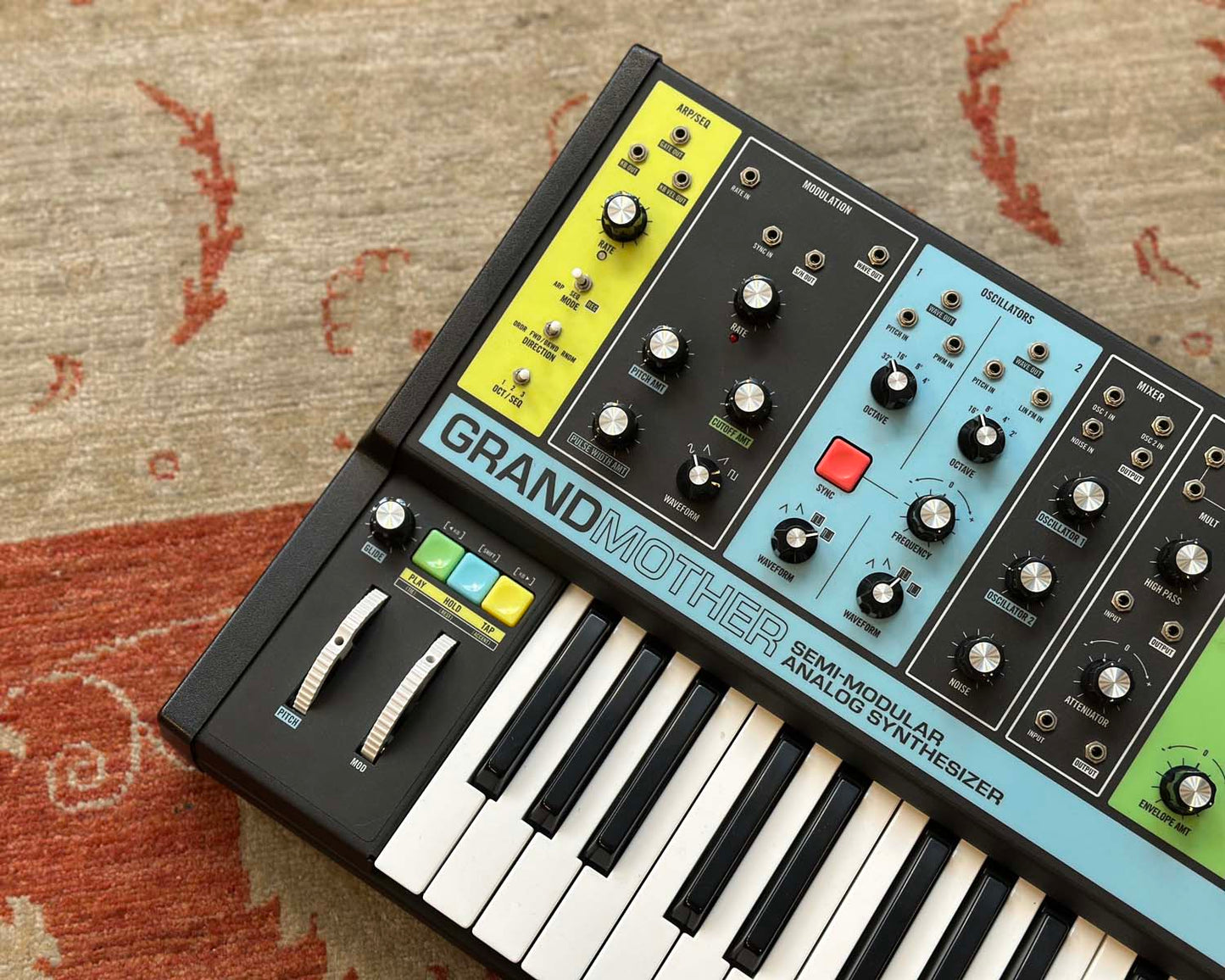 Moog Grandmother 👵 Semi-Modular Analog Synthesizer