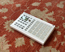 Load image into Gallery viewer, Native Instruments Maschine Mikro MK2
