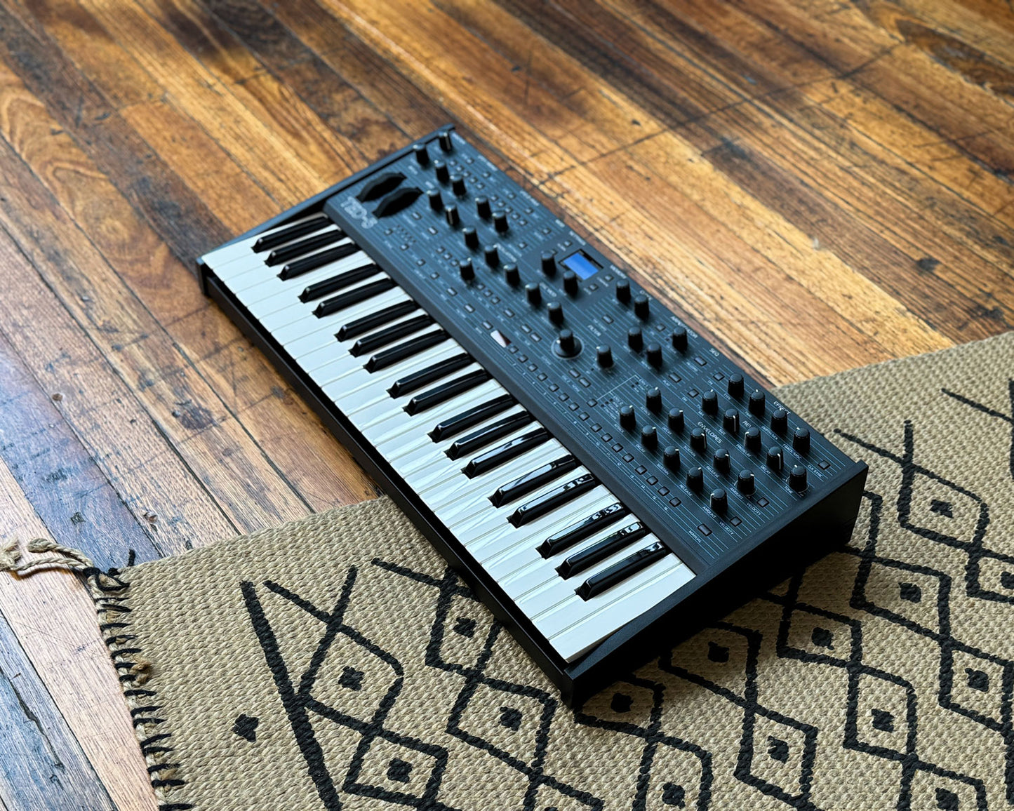 Oberheim TEO-5 5-Voice VCO/VCF-based Polysynth