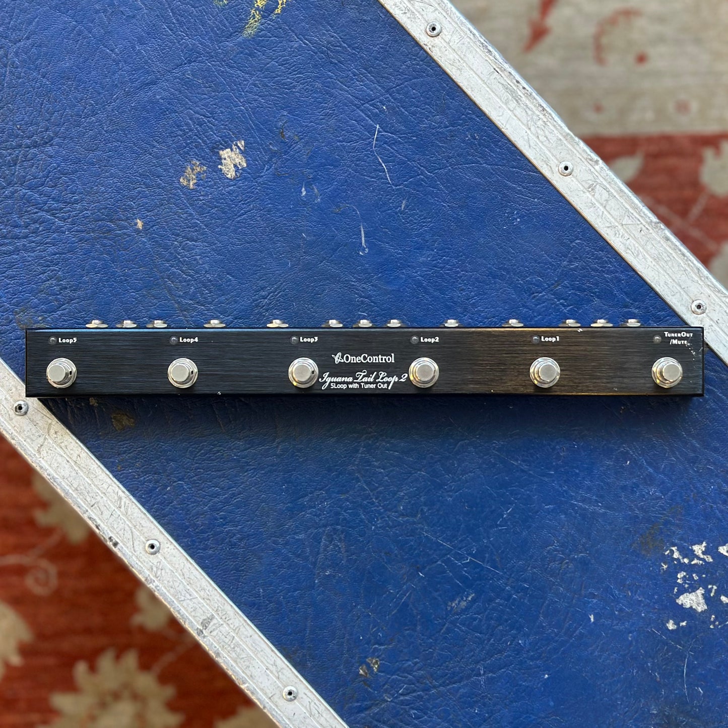One Control Iguana Tail Loop 2
