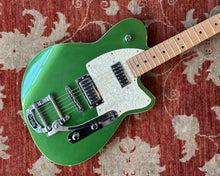 Load image into Gallery viewer, Reverend Flatroc Bigsby Electric Guitar - Green Sparkle
