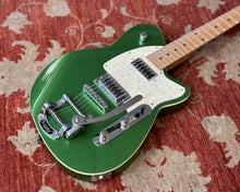 Load image into Gallery viewer, Reverend Flatroc Bigsby Electric Guitar - Green Sparkle
