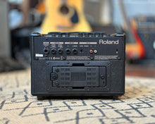 Load image into Gallery viewer, Roland AC-33 Acoustic Chorus Combo + Battery Pack

