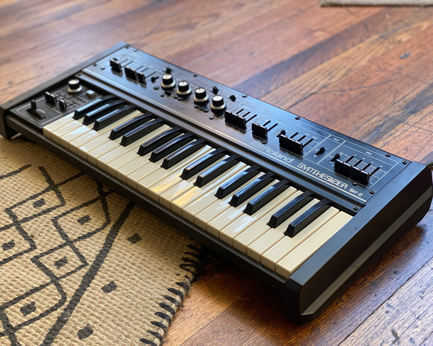 Roland SH-2 Monophonic Analogue Synthesizer *117Volt