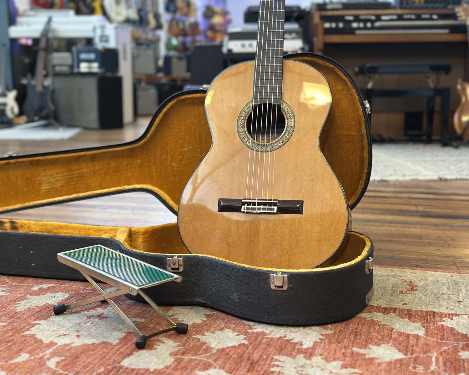 Late '70s Ryoji Matsuoka M40 Classical Guitar w/Hard Shell Case