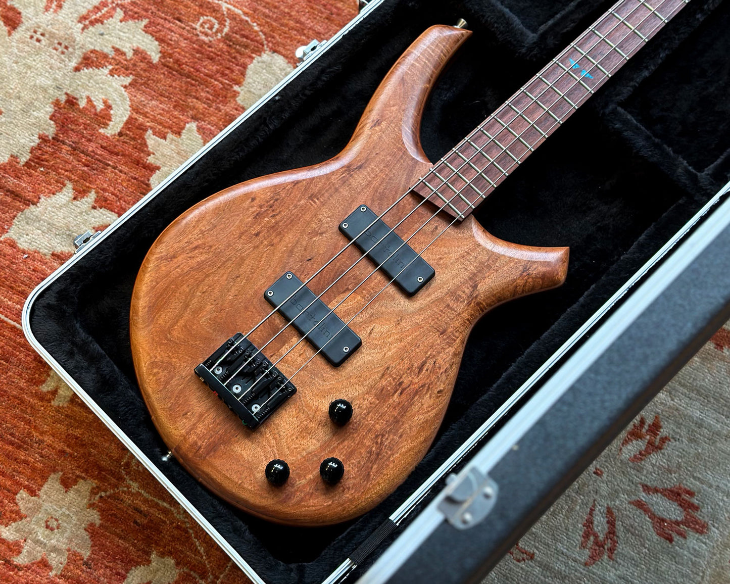 Screaming Eagle Guitars Sigrid Bass