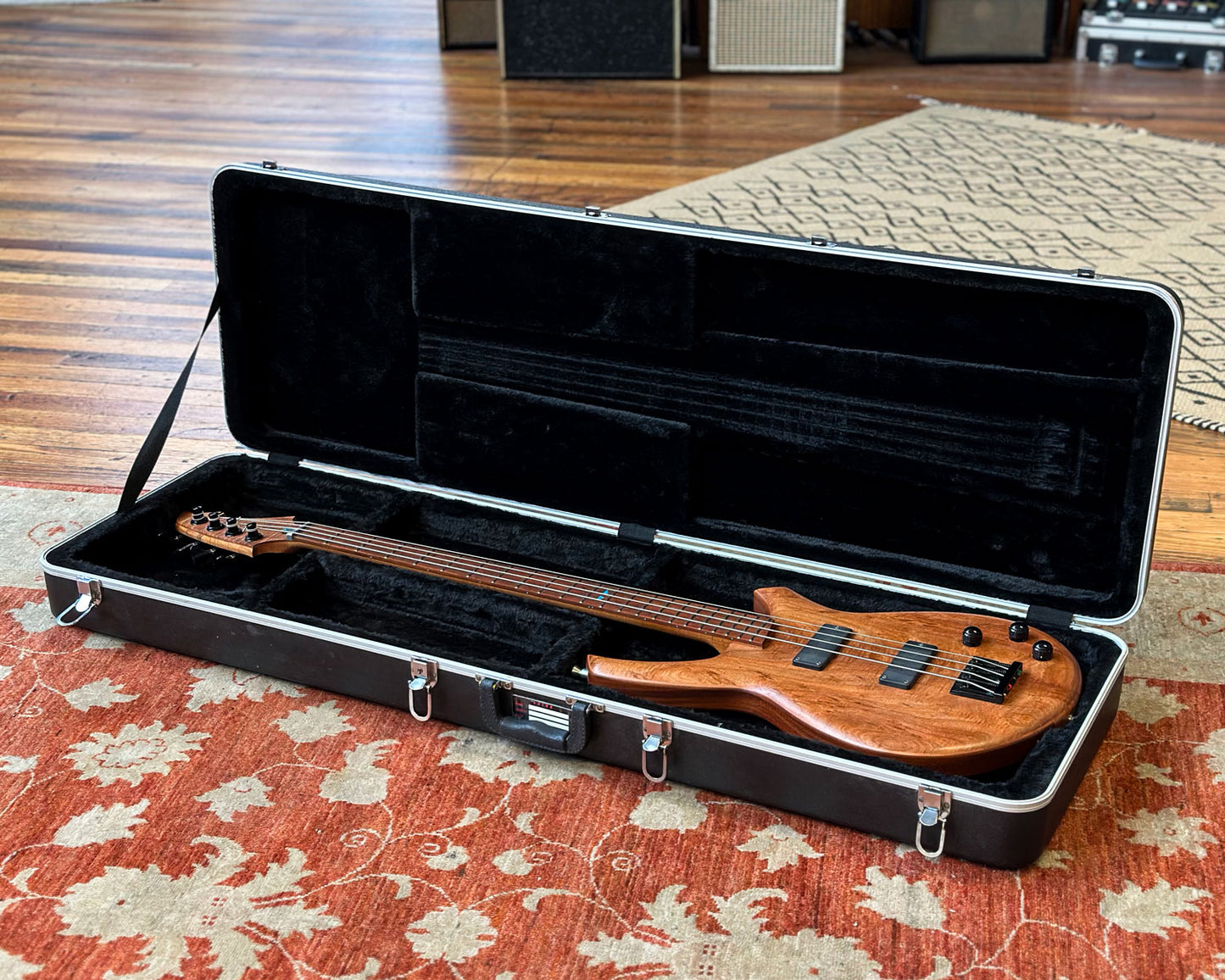 Screaming Eagle Guitars Sigrid Bass