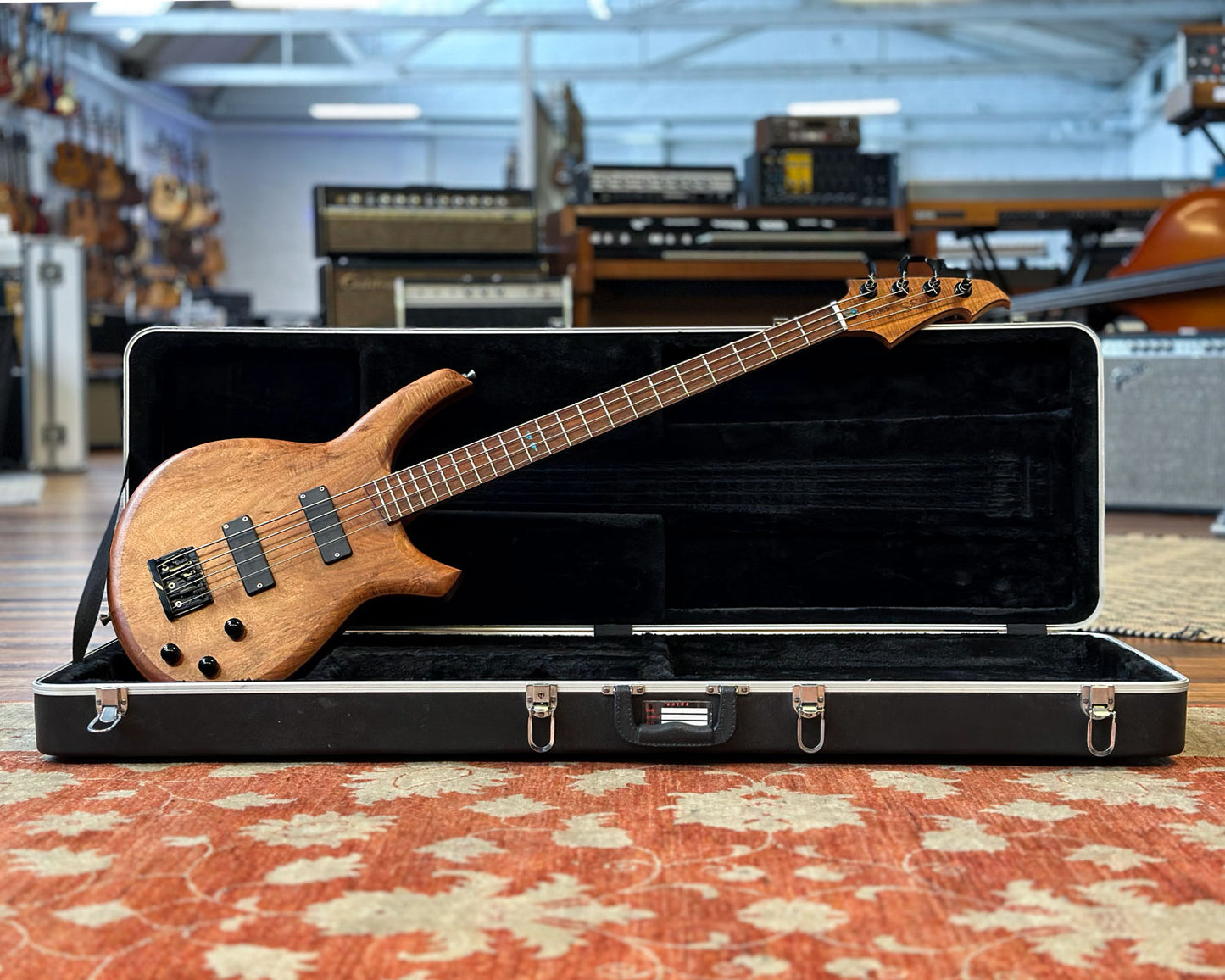 Screaming Eagle Guitars Sigrid Bass