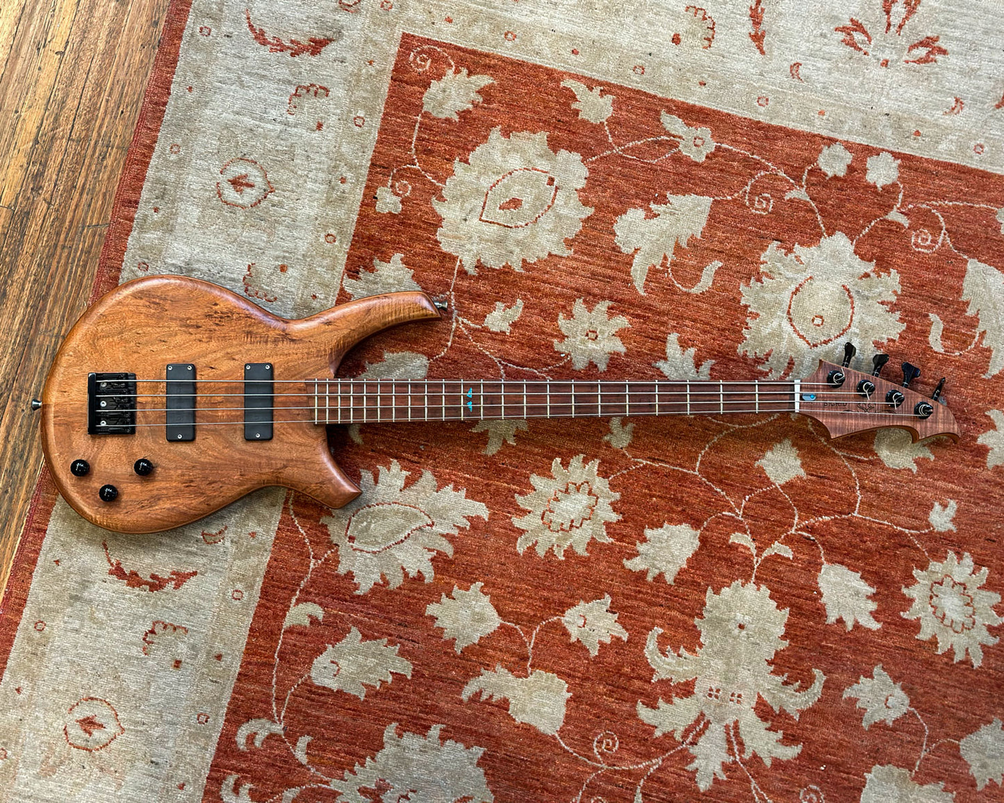 Screaming Eagle Guitars Sigrid Bass