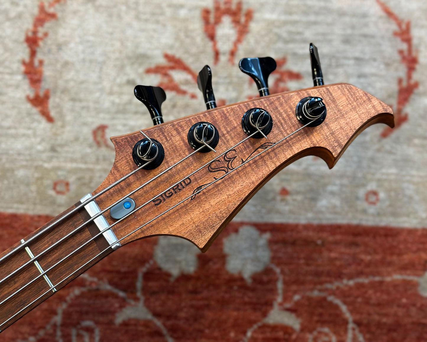 Screaming Eagle Guitars Sigrid Bass