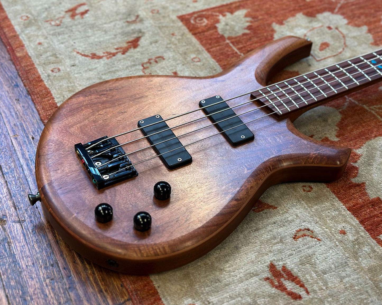 Screaming Eagle Guitars Sigrid Bass