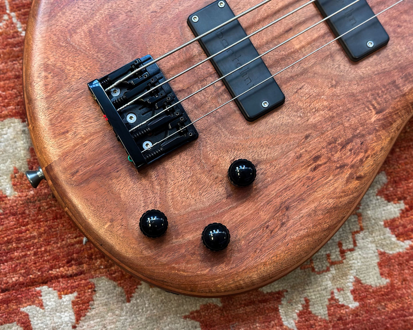Screaming Eagle Guitars Sigrid Bass