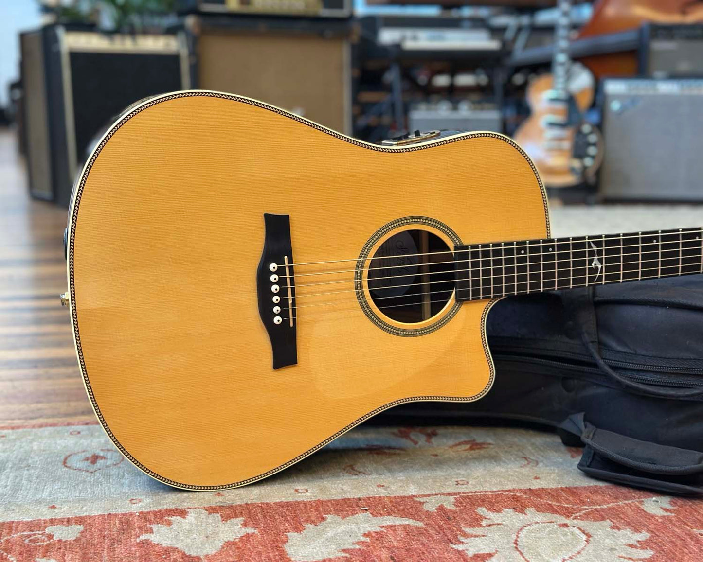 Seagull Artist Studio CW Deluxe QII Acoustic Electric Guitar