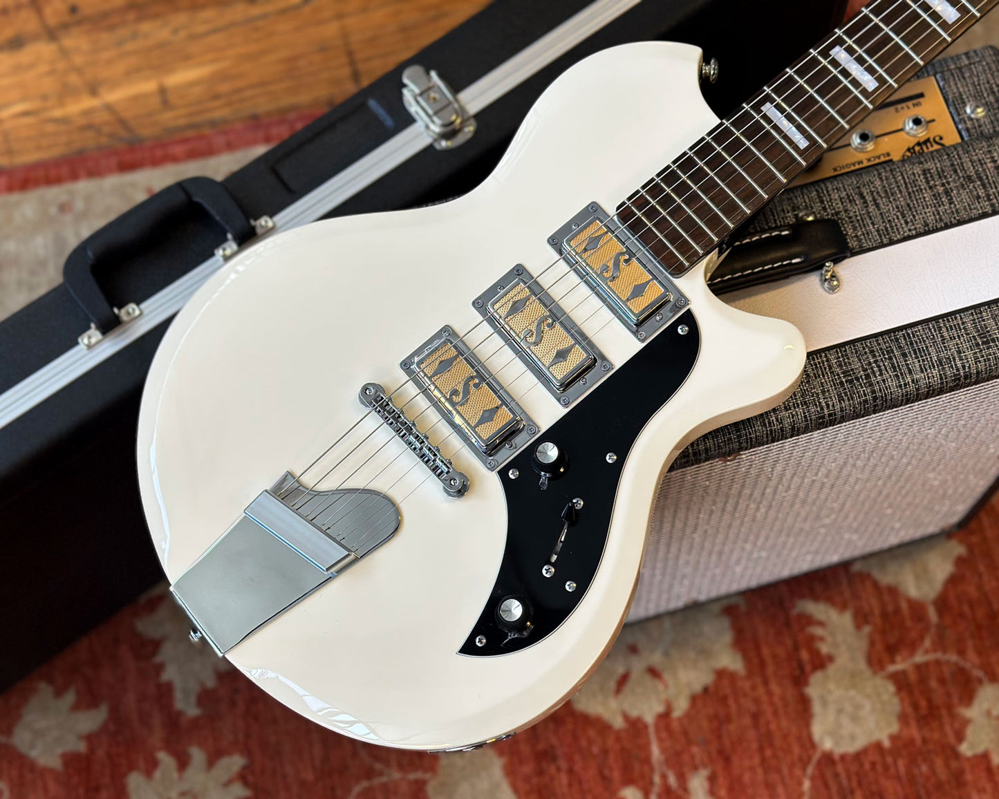 Supro Hampton Arctic White w/Hard Shell Case