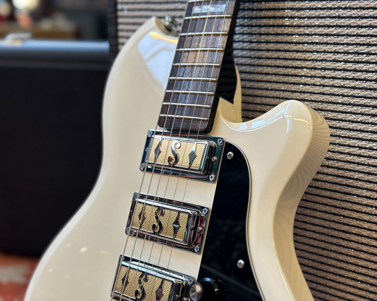 Supro Hampton Arctic White w/Hard Shell Case