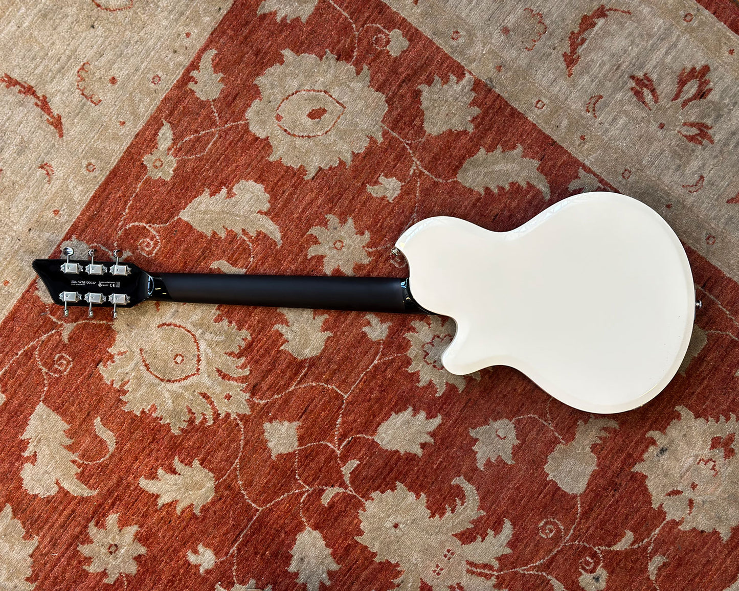 Supro Hampton Arctic White w/Hard Shell Case