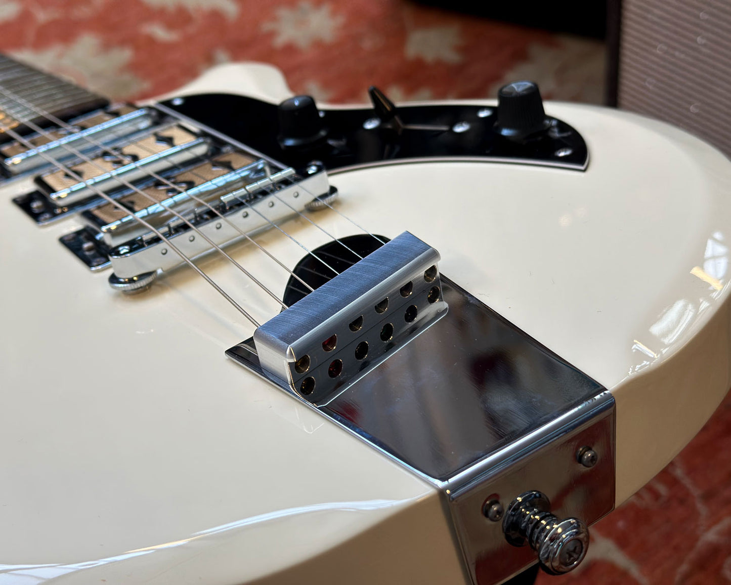 Supro Hampton Arctic White w/Hard Shell Case