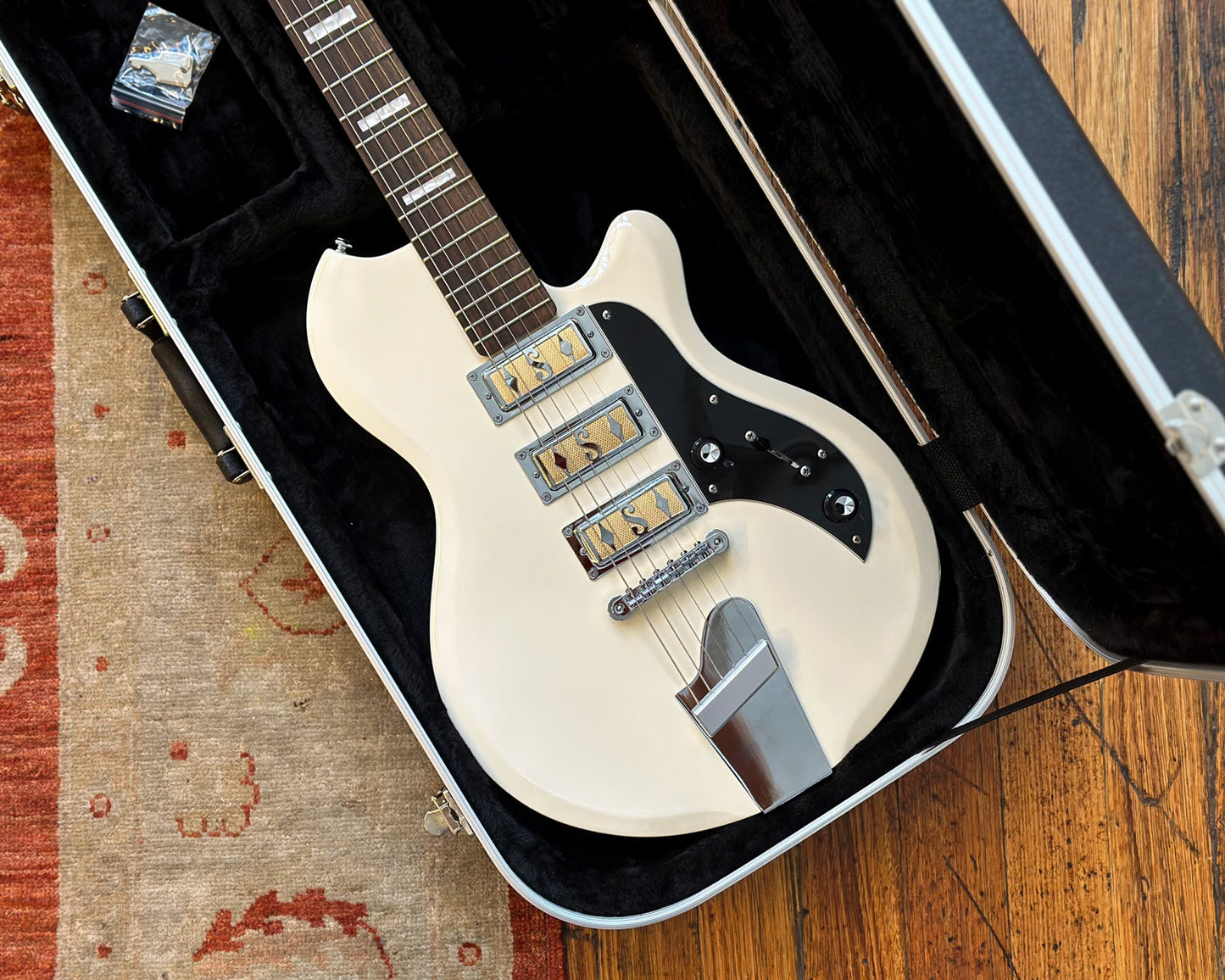 Supro Hampton Arctic White w/Hard Shell Case