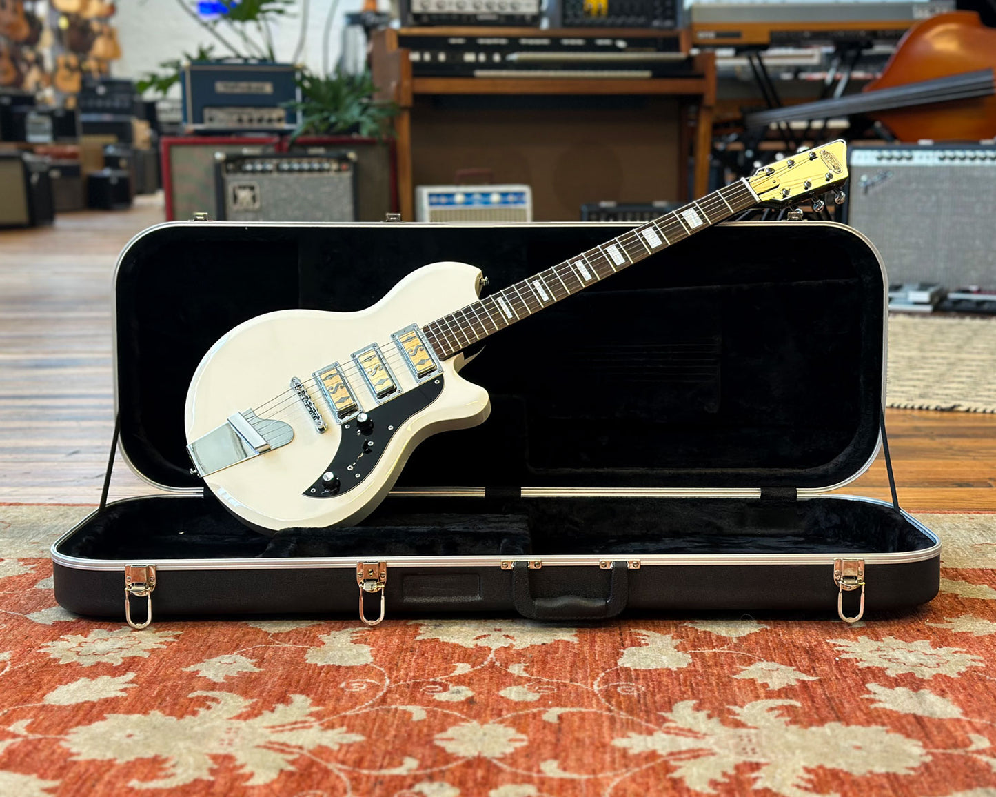 Supro Hampton Arctic White w/Hard Shell Case