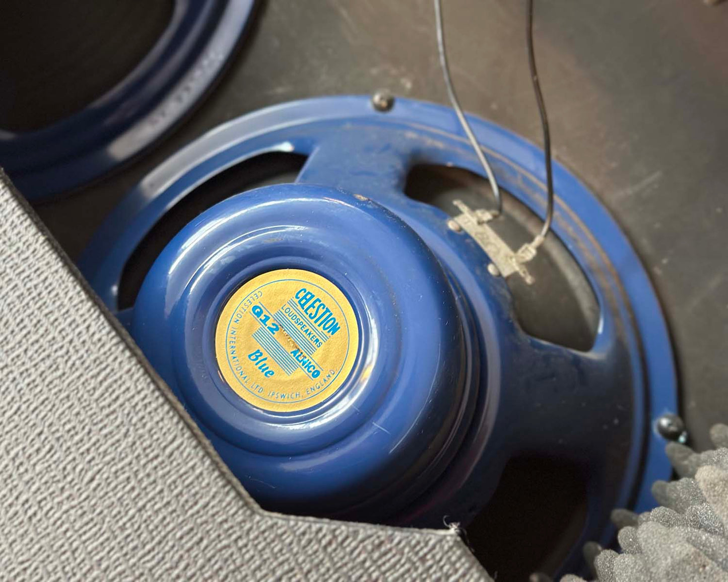 VOX V212BN Guitar Cabinet - Celestion Blue