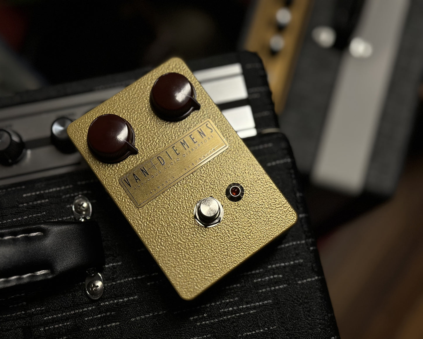 Van Diemens Analogue Audio Disruptors Red Ochre - AC107