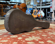 Load image into Gallery viewer, 1980s Washburn Hard Case For Dreadnought
