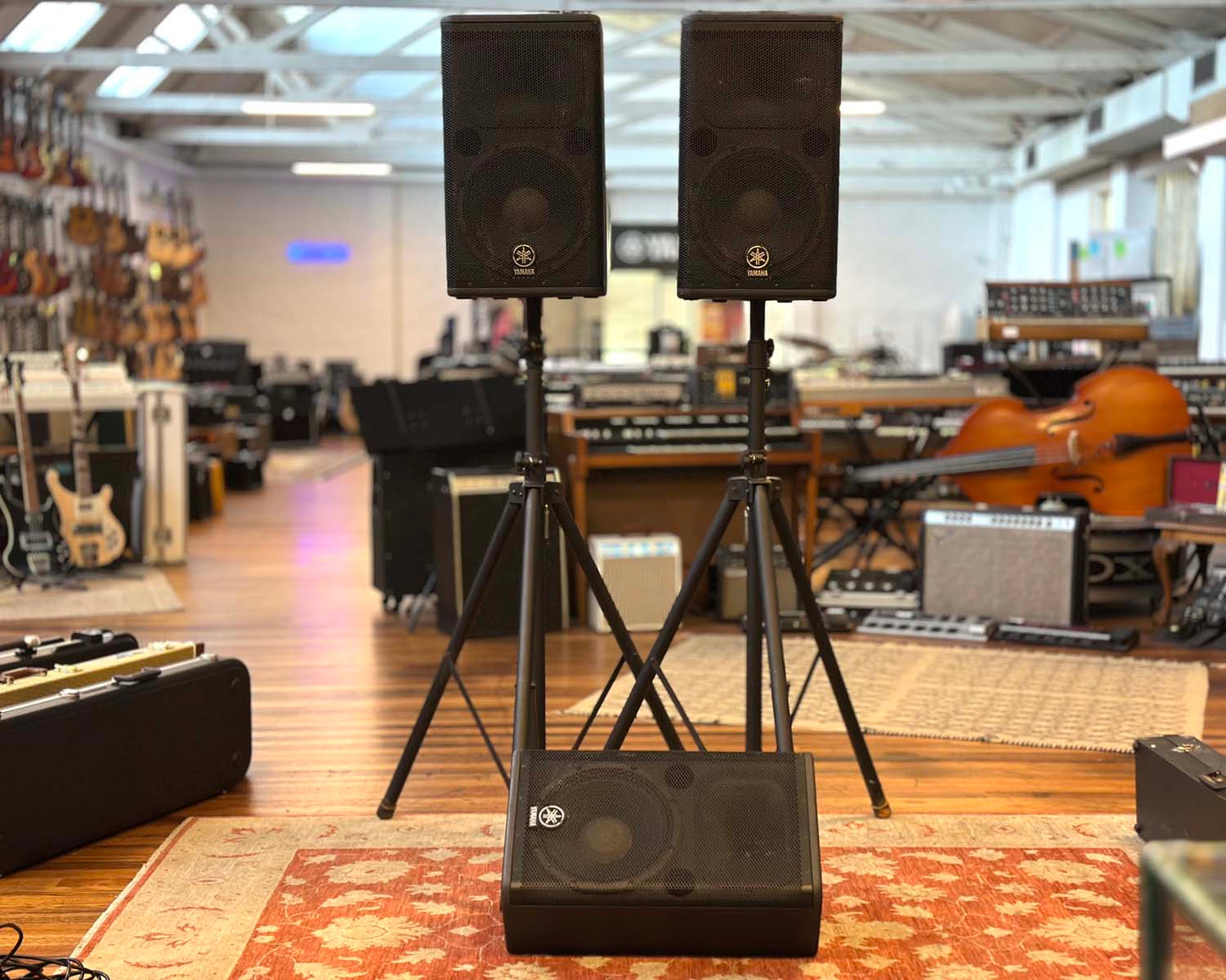 YAMAHA DSR112 Bi-Amped Powered Speaker Bundle w/ two Speaker Stands and Carry Bag