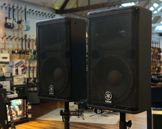 YAMAHA DSR112 Bi-Amped Powered Speaker Bundle w/ two Speaker Stands and Carry Bag